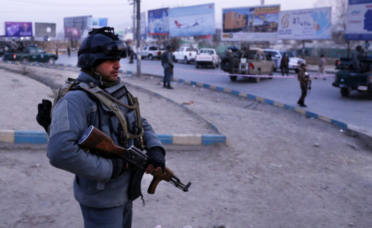 Ένοπλοι κρατούν ομήρους σε κυβερνητικό κτίριο στην Καμπούλ – Δεκάδες νεκροί και τραυματίες