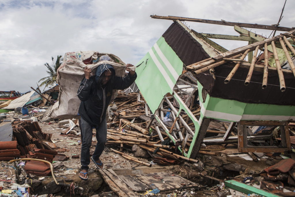 Ινδονησία: Αναθεώρηση του αριθμού των νεκρών από το τσουνάμι λόγω διπλοεγγραφών