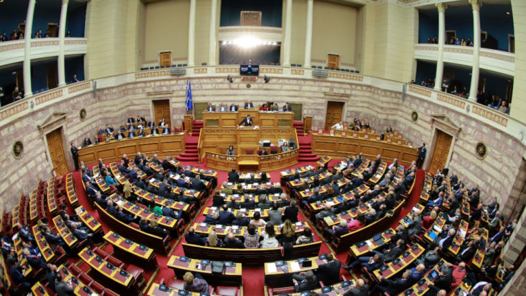Υπερψηφίστηκε ο προϋπολογισμός – Υψηλοί τόνοι στη συζήτηση και κόντρα Μητσοτάκη-Βούτση (video)