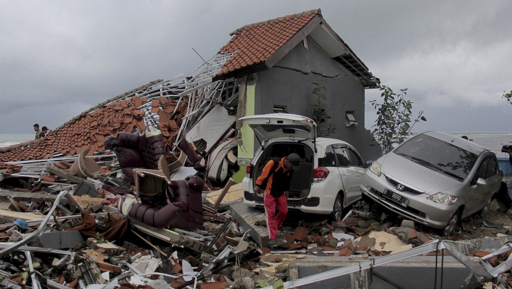 Ινδονησία: Ψάχνουν επιζώντες από το φονικό τσουνάμι – Εκατοντάδες νεκροί (video)