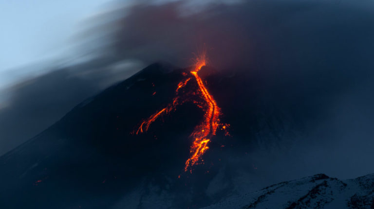 Εξερράγη το ηφαίστειο της Αίτνας, έκλεισε το αεροδρόμιο της Κατάνιας (video)