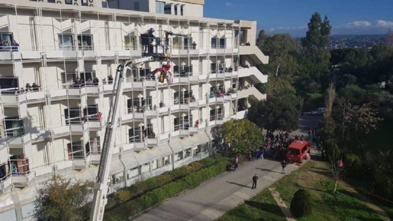 Ντύθηκαν Άη Βασίληδες για τα παιδιά στο ΠΑΓΝΗ