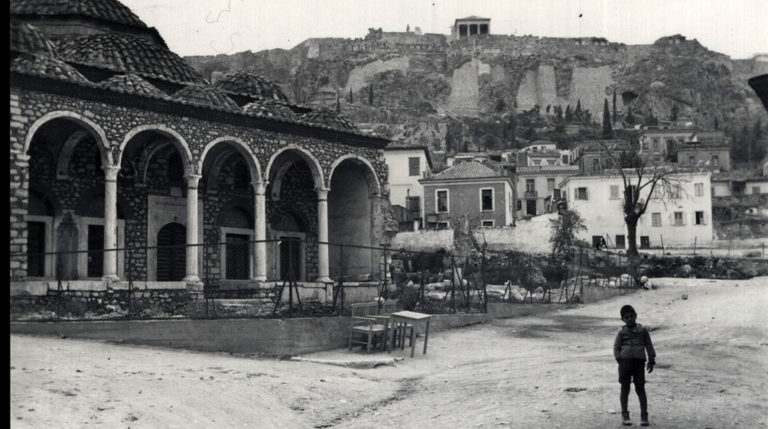 Με το βλέμμα του κατακτητή: η Αθήνα της Κατοχής στη φωτογραφική συλλογή του Βύρωνα Μήτου