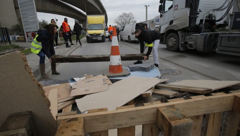 Γαλλία: Γιγαντώνονται οι διαδηλώσεις διαμαρτυρίας για την πολιτική Μακρόν (video)