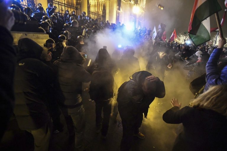 Διαδηλώσεις και ταραχές στην Ουγγαρία για τον “νόμο των σκλάβων”