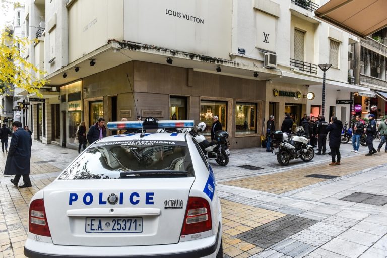 Ληστεία στο κέντρο της Αθήνας-Ο ληστής είχε αδυναμία στα ακριβά ρολόγια
