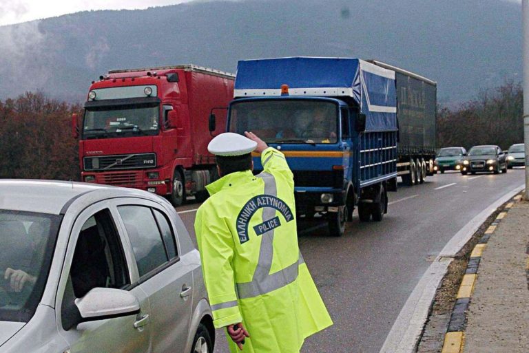 Πάτρα: Ανατροπή νταλίκας στην Περιμετρική