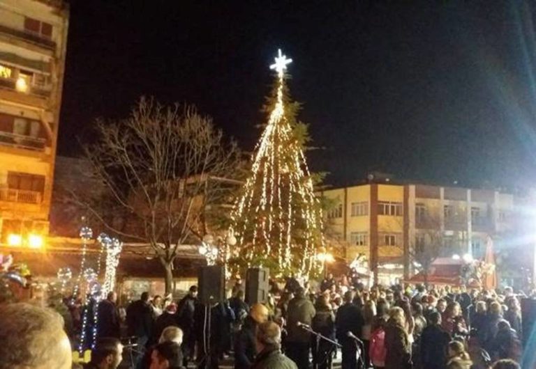 Άναμμα χριστουγεννιάτικου δέντρου στον Τύρναβο