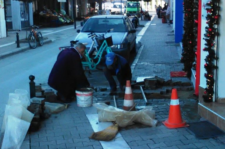 Επισκευές σε πλατείες και πεζοδρόμια στον Τύρναβο