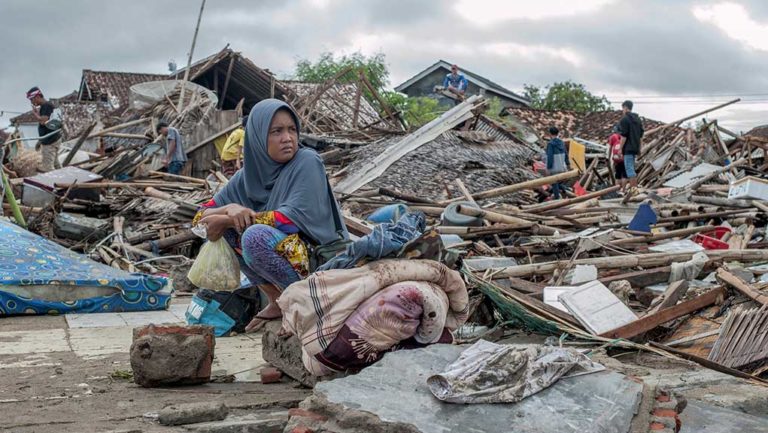 Ινδονησία: Εκατοντάδες νεκροί και αγνοούμενοι, χιλιάδες τραυματίες – Συγκλονιστική διάσωση 5χρονου (video)
