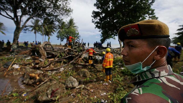 Ινδονησία: Συνεχίζονται οι έρευνες για επιζώντες από το τσουνάμι σε δυσπρόσιτες περιοχές (video)