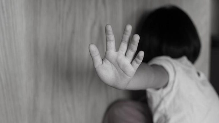 Ηράκλειο: 2,5 ετών αγοράκι βρέθηκε βαριά τραυματισμένο – Σύλληψη μητέρας και πατριού – “Παλεύει” για τη ζωή του στη ΜΕΘ