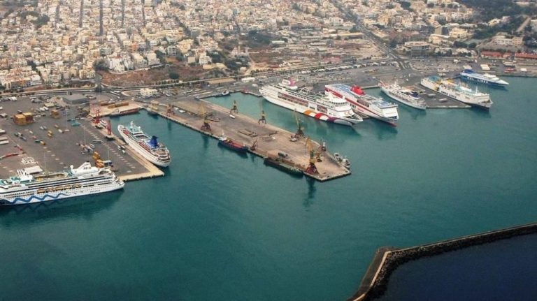 Ηράκλειο: Παραμένουν εγκλωβισμένα τα οχήματα στο πλοίο της γραμμής – Τροποποιούνται τα δρομολόγια από σήμερα