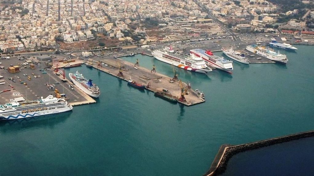 Ηράκλειο: Παραμένουν εγκλωβισμένα τα οχήματα στο πλοίο της γραμμής – Τροποποιούνται τα δρομολόγια από σήμερα