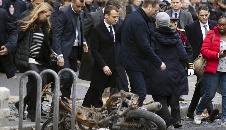 Παρίσι: Εικόνες χάους μετά τις διαδηλώσεις των «κίτρινων γιλέκων» (video)