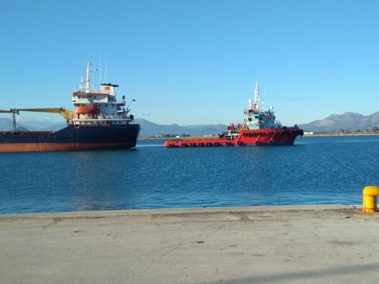 Ναύπλιο: ξεκίνησε η  προσπάθεια αποκόλλησης του πλοίου