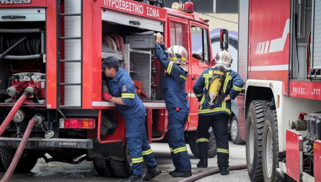 Κοζάνη: Πυρκαγιά σε οικοδομή κατέστρεψε δυο ΙΧ αυτοκίνητα