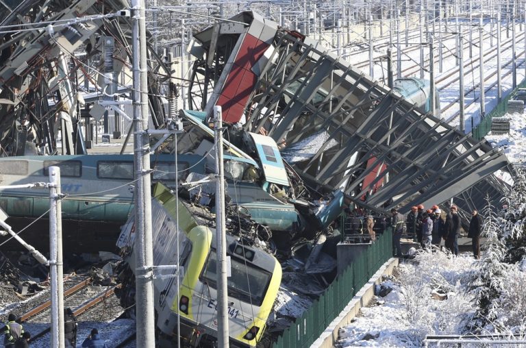Εννέα νεκροί και 90 τραυματίες σε σιδηροδρομικό δυστύχημα στην Άγκυρα-Τρεις συλλήψεις