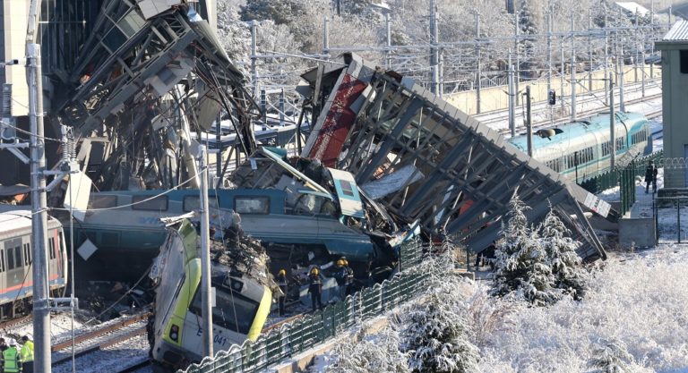 Τουρκία: Τρεις υπάλληλοι κρατούνται ως υπαίτιοι για το σιδηροδρομικό δυστύχημα