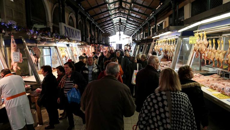 Τελευταίες ετοιμασίες για το εορταστικό τραπέζι-Το ωράριο των καταστημάτων (video)