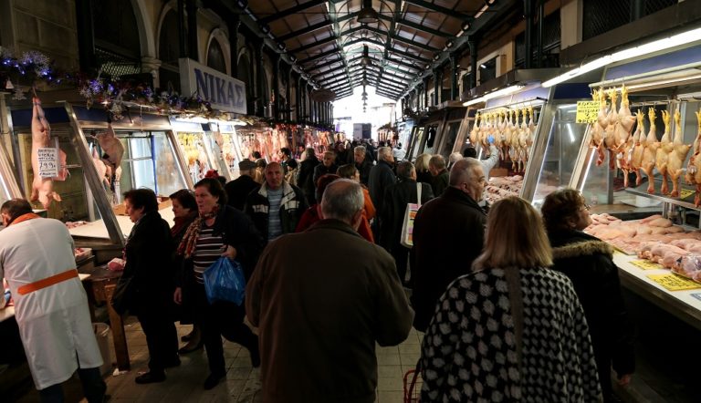 Αυξημένη η κίνηση στην Βαρβάκειο αγορά ενόψει των γιορτών (video)