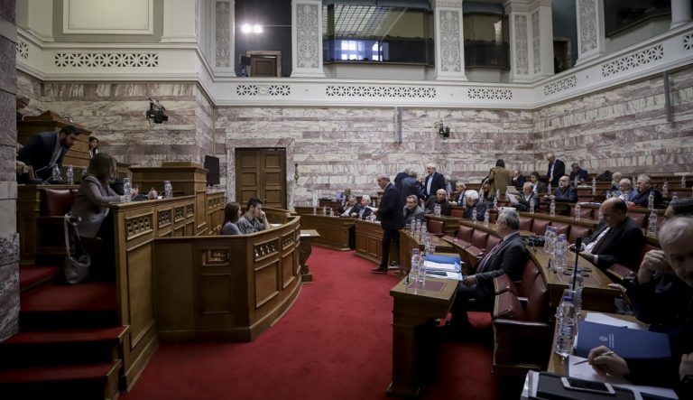 Στα ύψη οι τόνοι στη Βουλή για την κατάργηση της μείωσης των συντάξεων