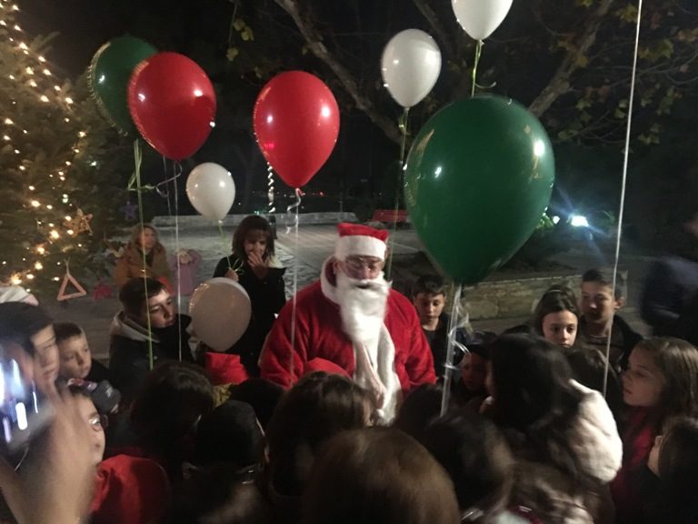 Αναψε το χριστουγεννιάτικο δέντρο στο Μαχρυχώρι