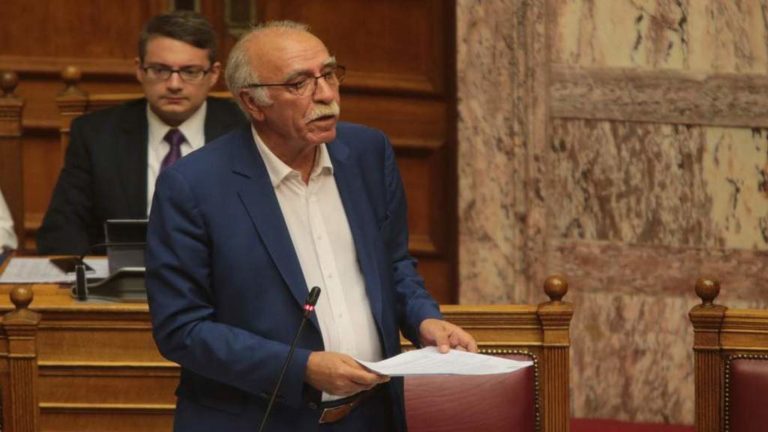 Μόνιμα μειωμένο ΦΠΑ στα πέντε νησιά του Αιγαίου προανήγγειλε ο Δ. Βίτσας