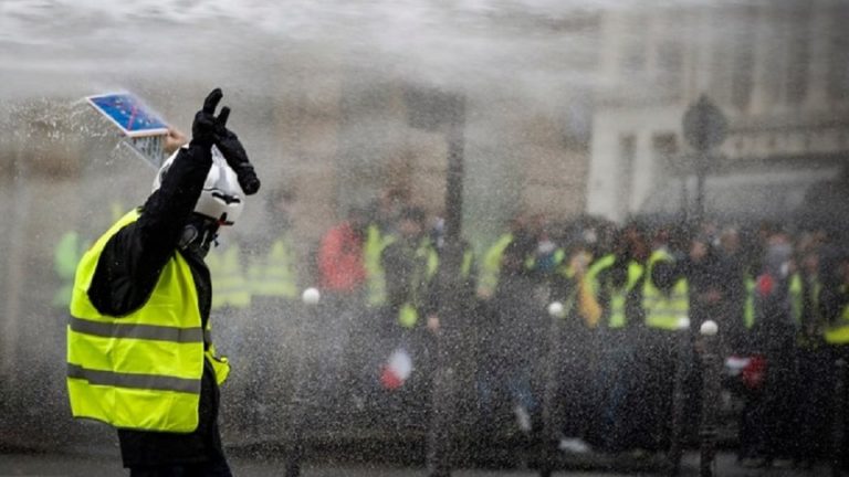 Γαλλία-κίτρινα γιλέκα: Πεδίο μάχης χθες οι δρόμοι στο Παρίσι
