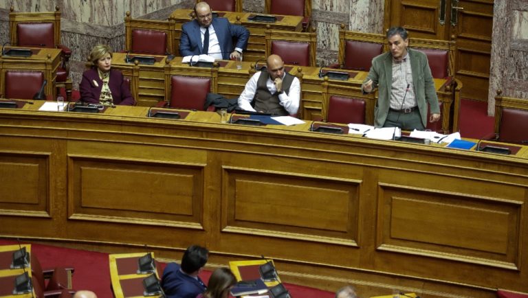 Βουλή:Σύγκρουση Γεωργιάδη-Τσακαλώτου για την οικονομική πολιτική της κυβέρνησης
