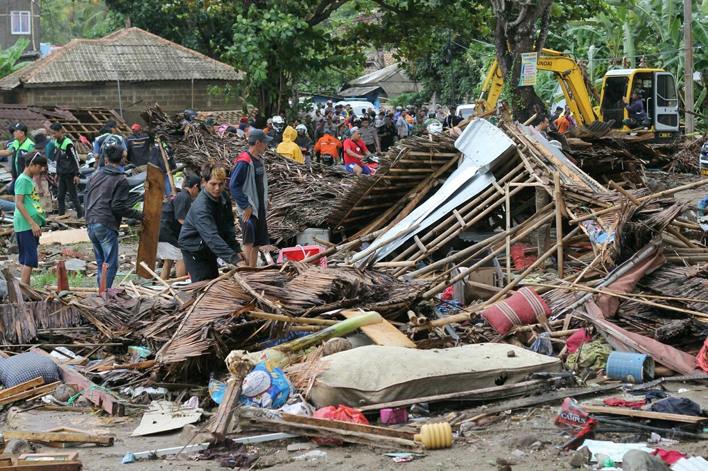 Εκατοντάδες νεκροί, τραυματίες και αγνοούμενοι από το φονικό τσουνάμι στην Ινδονησία (video)