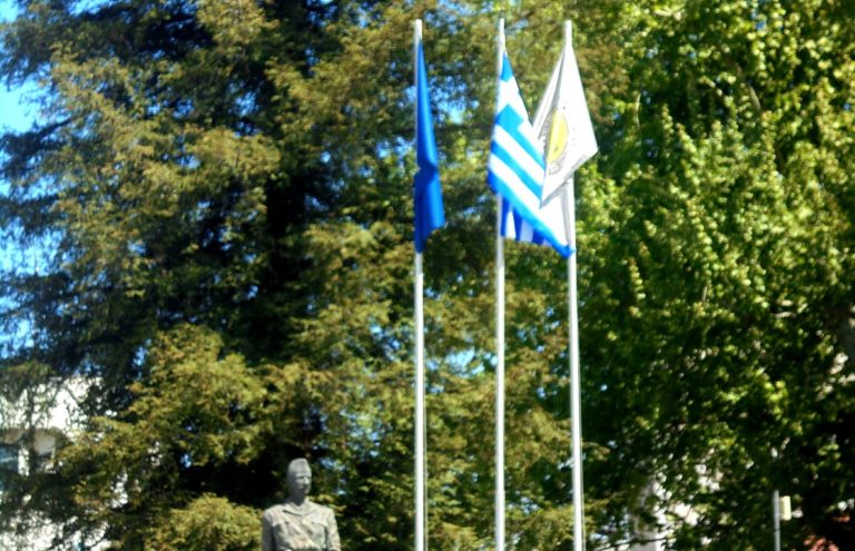 Τρίκαλα: Υπέστειλαν σημαίες και τις έβαλαν φωτιά