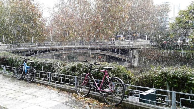 Τρίκαλα: Ισχυρές χιονοπτώσεις αλλά χωρίς προβλήματα