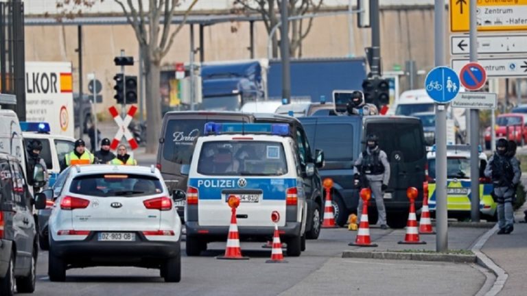 Αυτοκίνητο έπεσε πάνω σε πεζούς σε στάση λεωφορείου-Ένας νεκρός, 9 τραυματίες