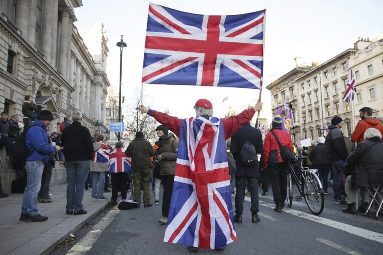 Brexit:Όλα ανοιχτά-Επαφές Μέι στις Βρυξέλλες- BBC: Συγκεντρώθηκαν οι 48 υπογραφές (video)