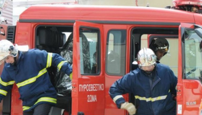 Ένας νεκρός στην κατάσβεση πυρκαγιάς σε εγκαταλελειμμένο κτίριο στον Κολωνό