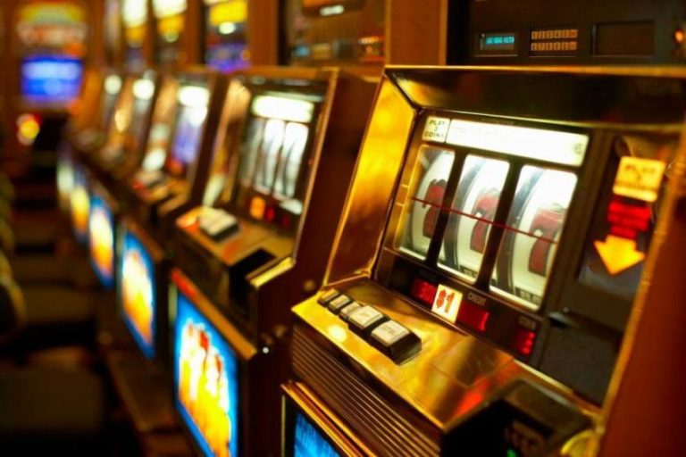 ΕΛ.ΑΣ.: Έξι συλλήψεις για παράνομα παίγνια στα Κάτω Πατήσια – Γειτνίαζε και με παράνομη βιοτεχνία ραπτικής