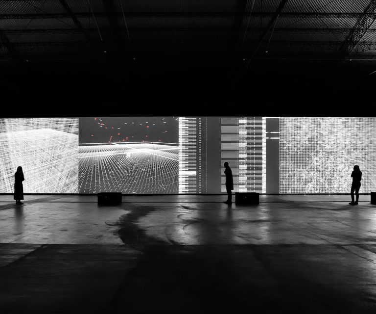 Μια οπτικοακουστική εγκατάσταση του κορυφαίου Ιάπωνα καλλιτέχνη Ριότζι Ικέντα στη Στέγη