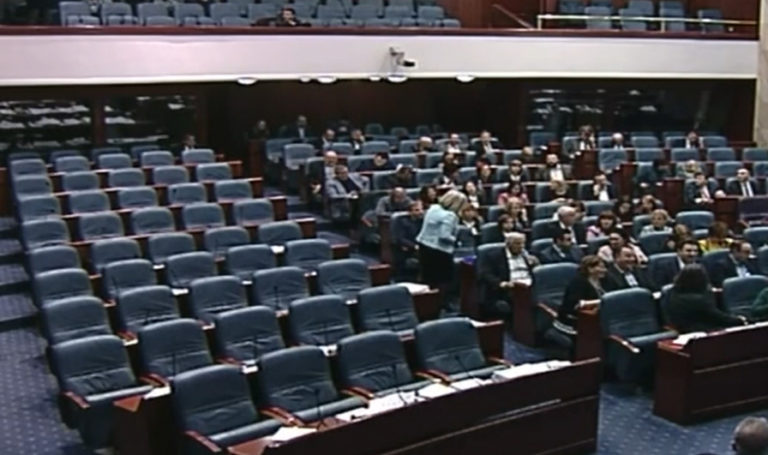 ΠΔΓΜ: Το μεσημέρι συνεδριάζει ξανά η Βουλή για τις αλλαγές στο Σύνταγμα (video)