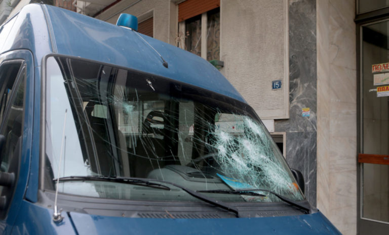 Ένας τραυματίας αστυνομικός από επίθεση κουκουλοφόρων σε λεωφορείο των ΜΑΤ