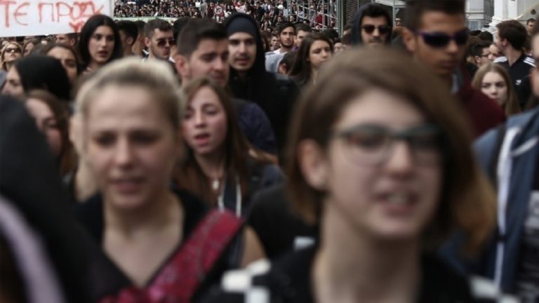 Ποια επιδόματα αυξάνονται μαζί με τον κατώτατο μισθό (video)