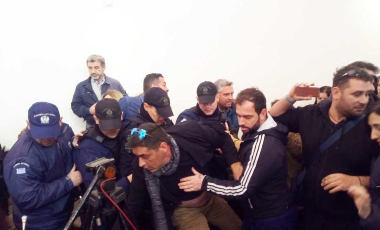 Κέρκυρα: Η Αστυνομία απομάκρυνε κατοίκους της Λευκίμμης από το Δ.Σ.