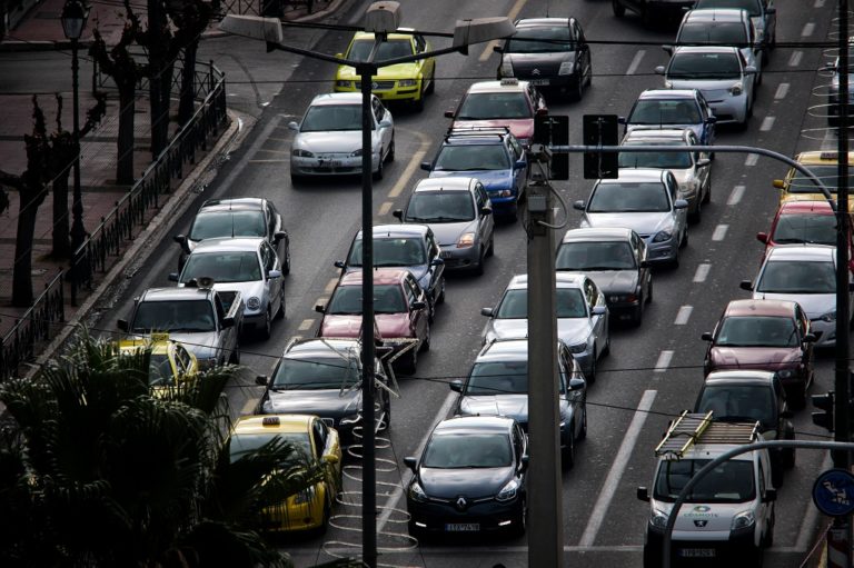 Ατύχημα προκαλεί μποτιλιάρισμα  χιλιομέτρων στην παραλιακή