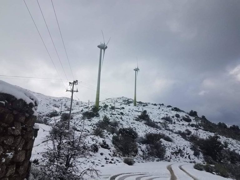 Προβλήματα από χιονόπτωση στη Χίο-Απεγκλωβισμός και μεταφορά ατόμων από την Πυροσβεστική
