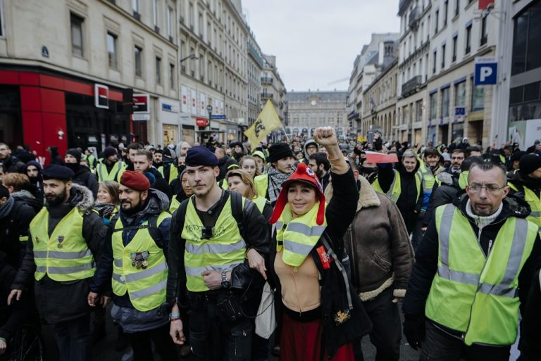 Επεισόδια στις κινητοποιήσεις των “Κίτρινων Γιλέκων” στο Παρίσι (video)