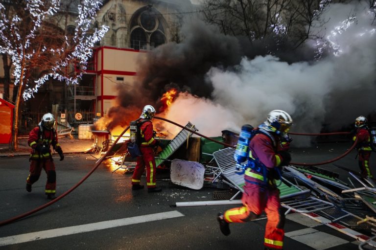 Συγκρούσεις μεταξύ των “κίτρινων γιλέκων” και της αστυνομίας στο Παρίσι (video)