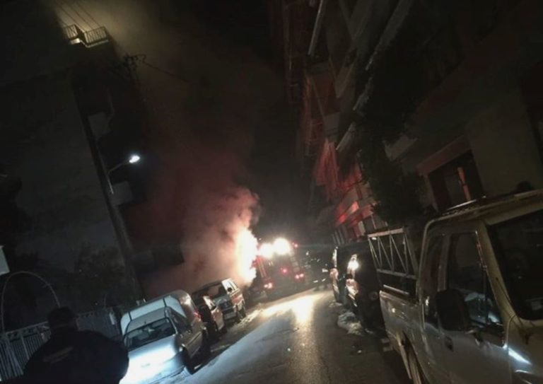 Τρίκαλα: Φωτιά σε όχημα σε πυλωτή πολυκατοικίας
