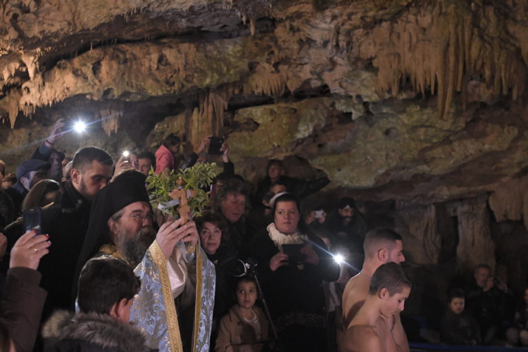 Μάνη: Θεοφάνεια στα Σπήλαια του Διρού (Φωτό)