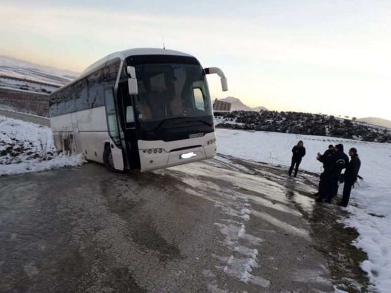 Λεωφορείο με μαθητές βγήκε εκτός δρόμου