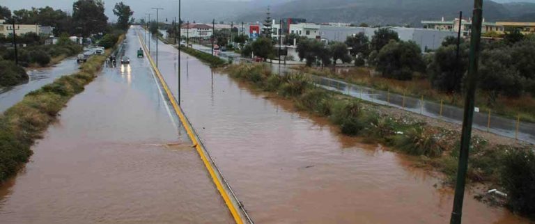 Αργολίδα: Σώος ο οδηγός που έπεσε με Ι.Χ. σε Ιρλανδική διάβαση